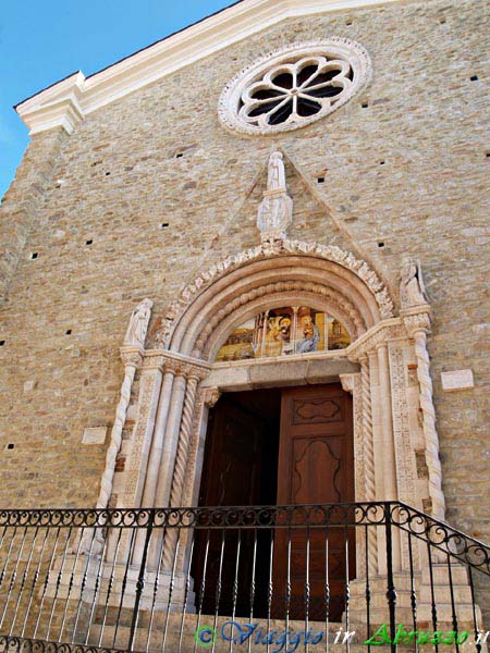 04-P1011102+.jpg - 04-P1011102+.jpg - Lo splendido portale quattrocentesco della chiesa di "S. Maria La Nova" (XIV -XIX sec.).